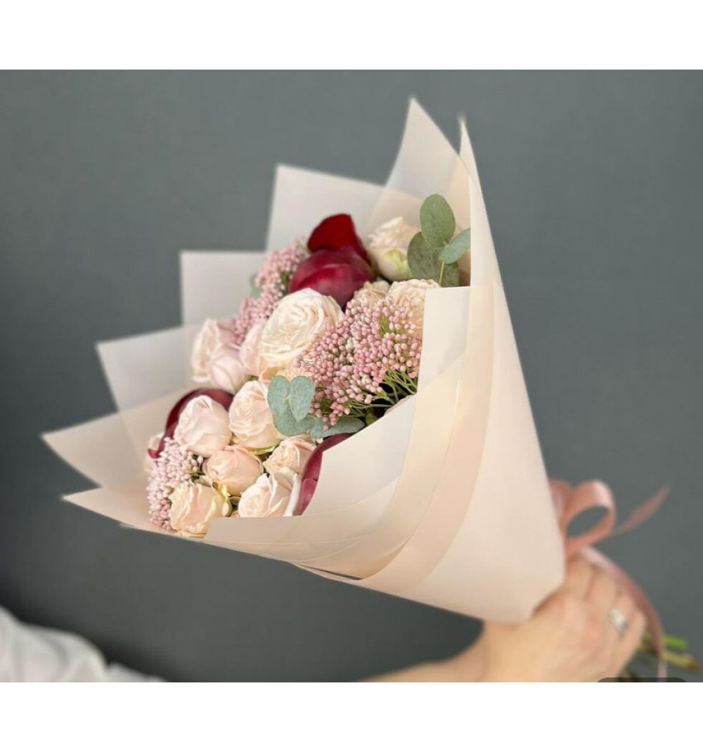 Авторский букет из красных Пионов и кремовых кустовых Роз с Озотамнусом