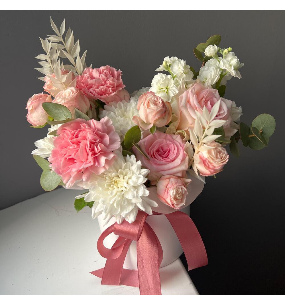 Кустовые пионовидные розы, маттиола и хризантема в шляпной коробочке